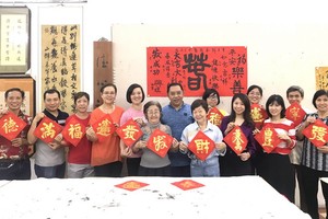 林漢城與學生歡聚時留影。