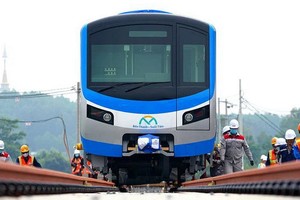 濱城-仙泉地鐵1號線列車已於去年10月份順利安放到軌道上。