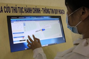 一名當地居民在春假前於第十郡行政中心查詢資訊。（圖源：仕東）