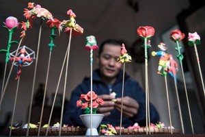 阮文成細心製作捏麵人。