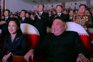 李雪主與金正恩面帶笑容觀看演出。（圖源：朝中社）