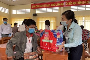 市越南祖國陣線委員會探望同塔省貧困同胞、邊防部隊。