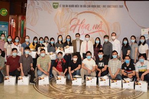 華人子弟黃德俊(前排左一)與赴德國實習的大學生合照。