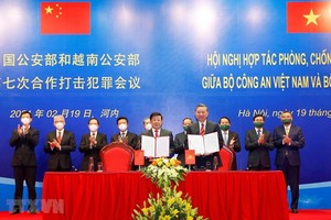 越中兩國公安部長共同簽署第七次防打犯罪合作會議《備忘錄》。（圖源：越通社）