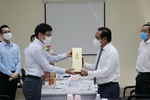 隆安省領導向Vina Eco Board公司拜年並贈送春禮。（圖源：越通社）