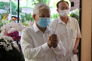 原國家主席阮明哲在政府原副總理張永仲靈柩前上香祭悼。（圖源：懷聲）