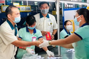 TaeKwang Vina公司工會代表向工人們賀年並派發紅包。（圖源：陶芳）