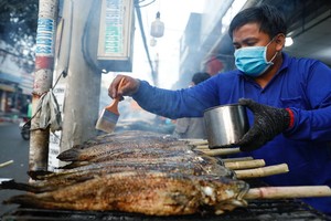 圖為新富郡新奇新貴街旁的烤生魚小販攤檔。（圖源：VNE）
