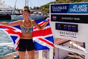 成功越洋後哈里森與時刻表合照。（圖源：互聯網）