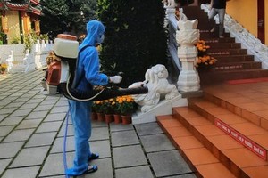 防疫工作人員對圓覺寺進行噴灑消毒。（圖源：秋莊）