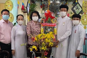 蘇氏碧珠主席(左三)向西寧高台教聖會代表祝賀。