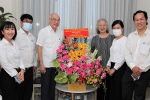 本市領導探望模範醫生