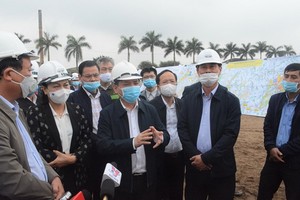 交通運輸部長阮文體（中）實地視察東面北南高速公路項目的施工進度。（圖源：人民報）