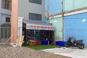 清拆場地後，沿著地鐵2號一帶出現許多“超薄”住房。