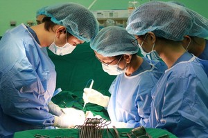 手術團隊為患者N.T.Q進行子宮肌瘤切除手術。（圖源：院方提供）