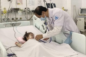 醫生在給病童查體。（圖源：丁姮）