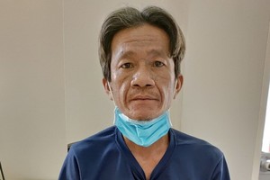 余偉幸正等錢就醫。