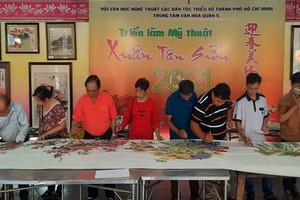 華人畫家合繪“向陽花卉喜迎春”