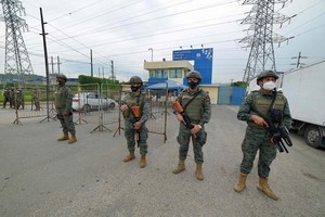 當地時間2月23日，士兵在厄瓜多爾瓜亞基爾發生暴亂的監獄外警戒。 （圖源：新華社）