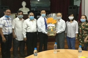 范興主任（右三）祝賀第五郡東醫會醫師節日快樂。