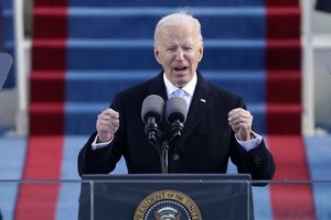 美國總統拜登解除了前總統特朗普去年發佈的「綠卡」凍結令。（圖源：AP）