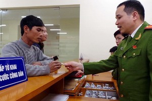 公安在為民眾辦理公民身份證。（圖源：光峰）