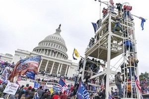 美國當地時間1月6日，前總統特朗普支持者遊行示威演變為暴力佔領國會大廈。（圖源：AP）