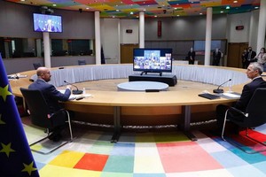 2月26日，歐洲理事會主席米歇爾（左）和北約秘書長斯托爾滕貝格在比利時布魯塞爾共同出席歐盟領導人視頻峰會第二日會議。（圖源：新華社）