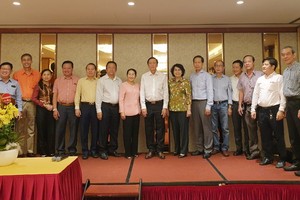 市領導與華人企業家合照。