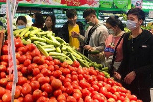 熱心消費者在超市選購海陽農民生產的農產品。（圖源：元娥）