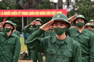 河內市東英縣新兵入伍交接儀式一瞥。（圖源：VNE） 