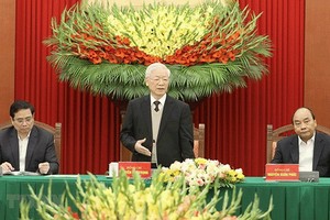 黨中央總書記、國家主席阮富仲（中）出席會晤並發表講話。