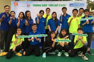 第十四坊共青團書記楊美蓉（左四）與地方青少年合照留念。