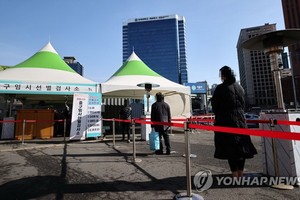 韓國民眾待接受病毒檢測。（圖源：韓聯社）