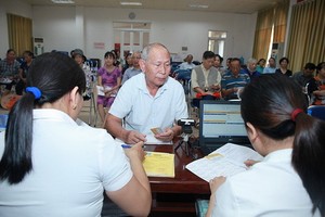 退休者辦理領取退休金手續。（圖源：耀基）