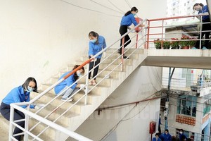 共青團員、青年打掃羅庵公寓區。