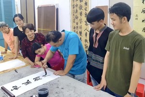 林漢城老師給學生上課一瞥。