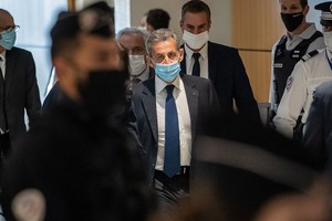 3月1日，法國前總統薩科齊（中）抵達巴黎一家法院。（圖源：新華社）