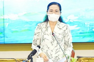 市選舉委員會主席阮氏麗在會上發言。（圖源：市黨部新聞網）