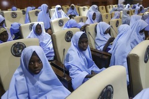 獲釋女學生在一幢政府建築物內聚集。（圖源：AP）