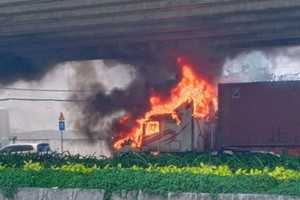 牽引車駕駛室燃燒現場，火勢十分猛烈。（圖源：田升）