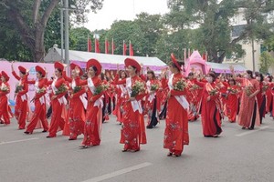 河內市婦聯會舉行的長衫遊行推崇儀式。（圖源：越通社）