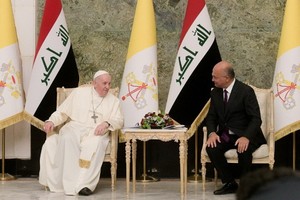 羅馬天主教教宗方濟各（左）在伊拉克總統府會晤該國總統薩利赫。（圖源：路透社）