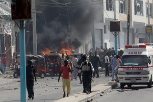 安全部隊在爆炸發生後到場處理。（圖源：路透社）