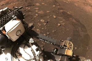 火星探測器“毅力”號（Perseverance）4日成功在火星上進行首次試駕。（圖源：路透社）