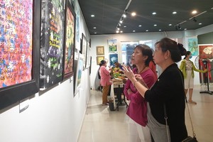 華人女畫家何麗華(前)、馮錦萍(後) 參觀畫展。