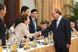 政府總理阮春福與企業代表交談。（圖源：光孝）