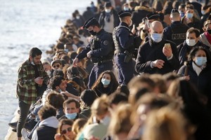 法國警方當天下午對巴黎塞納河畔的人群進行強制疏散，引發關注。（圖源：AFP）