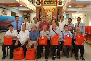 何氏大宗祠理監事會與長輩宗親合影。