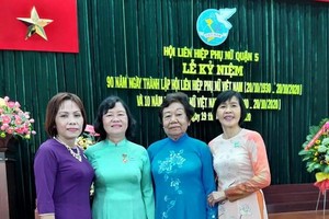 曾鳳映（左一）與各華人婦女合照。